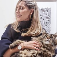 Mengaku memiliki kecintaan besar terhadap fashion, Dina merilis clothing line bernama Dina Tokio Merch. Tampaknya, Dina ingin menyampaikan perasaannya dalam karya yang ia jual. Topi bertuliskan I Love Me dan sweater bertuliskan My Own Boss tampak eksis. Foto: Instagram/DinaTokio