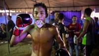 Seorang petarung anak dalam satu malam pertandingan bisa mendapatkan uang hingga Rp 14 juta. (Foto: Paula Bronstein/Getty Images)