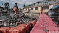 Seusai penyedotan, busa disebut akan berangsur-angsur hilang. Saat ini petugas PPSU tengah membersihkan sampah yang menumpuk di Kali Item.