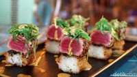 Crispy Rice Tuna hadir dengan presentasi cantik. Nasi dari beras Jepang yang lembut sengaja dibuat mirip sushi lalu digoreng hingga renyah. Foto: Devi S. Lestari / detikFood