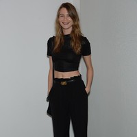 Berbusana hitam-hitam, Behati Prinsloo tetap memamerkan keseksiannya dengan crop top pas badan saat menghadiri fashion show di New York City. Foto: Getty Images