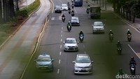 Kendaraan melintas di kawasan ganjil genap di Jalan MH Thamrin, Jakarta Pusat, Rabu (2/1/2018).