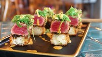 Toppingnya ada potongan daging tuna segar yang bakar pinggirnya. Mirip Tuna tataki dihidangkan dengan wakame dan saus creamy yang gurih Foto: Devi S. Lestari / detikFood