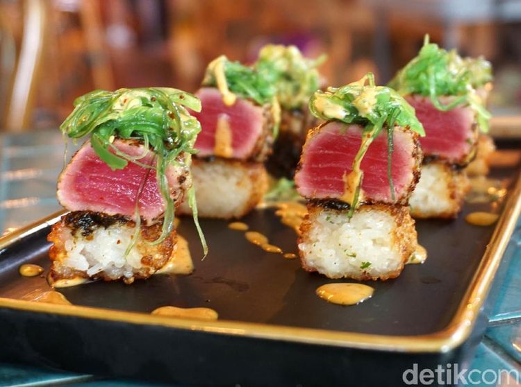 Crispy Rice Tuna dan Cake Tolak Angin di Kafe Hits Tema Kebun