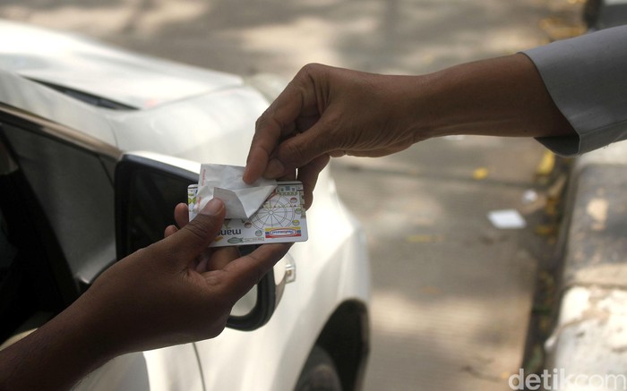 Tarif Parkir Naik Pemprov DKI Jakarta akan menaikkan tarif parkir bagi kendaraan bermotor. Lapangan parkir IRTI Monas menjadi lokasi pertama diberlakukannya aturan itu.