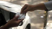 Anies pun mengatakan rencana kenaikan tarif parkir itu sedang dalam kajian untuk menentukan besaran tarif yang akan dibebankan kepada pengendara.