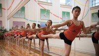 Para gadis korut yang sedang latihan balet. (Foto: Carl Court/Getty Images)