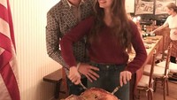 Rayakan acara keluarga bersama, Ansel dan kekasihnya yang berprofesi sebagai ballerina ini punya sifat yang humoris. Ini pose mereka berdua saat memotong kalkun bersama. Romantis, ya? Foto: Instagram @ansel