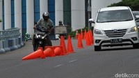Bahkan jejeran traffic cone sering terjatuh dan sangat mengganggu pengendara yang melintas.