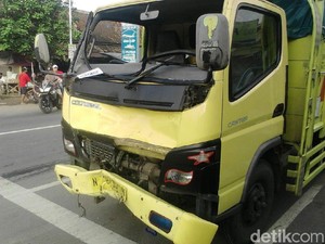 Truk Muat Ribuan Liter Arak Tabrak Pengendara Motor, 2 Orang Tewas