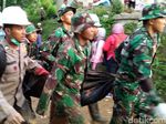 Petugas Angkat 5 Mayat Tertimbun Longsor Kampung Adat Sukabumi