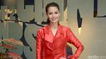 Sexy In Red! Susan Sameh Pamer Kaki Jenjangnya