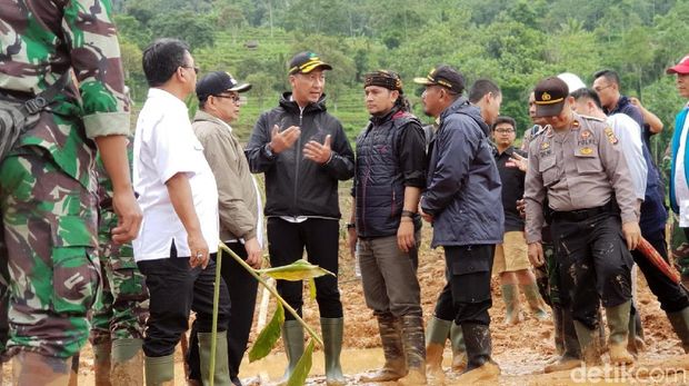 Mensos Serahkan Bantuan untuk Korban Longsor Sukabumi