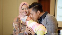 Setelah kontraksi selama empat jam, bayi pertamanya itu berhasil lahir di tanggal 31 Desember lalu. Pool/Noel/detikFoto.