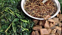 Ini tampilan daun ubi jalar rebus, bacem tempe gembus dan sambal bawang merah asam Jawa yang encer pedas manis. Siap diracik. Foto : Instagram @dhikanov