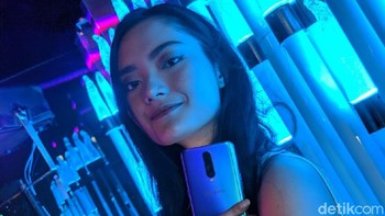Lantaran mengusung notch seperti tetesan air, membuat rasio body to screen mencapai 85,9%. (Foto: Adi Fida Rahman/detikINET)