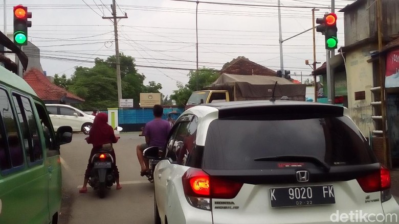 Lampu Merah-Hijau Nyala Bareng, Arus Lalin di Kudus Jadi Kacau Lampu Merah-Hijau Nyala Bareng, Arus Lalin di Kudus Jadi Kacau