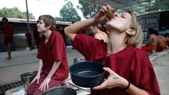 Mengintip Detoksifikasi Ekstrem Pecandu Narkoba di Kuil Thailand