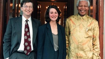 Bersama tokoh besar dunia, Nelson Mandela. Ya singkat cerita, Bill berhasil menaklukkan hati Melinda. Foto: Facebook