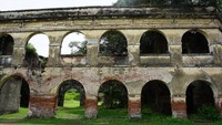 Benteng Pendem Van Den Bosch ini bisa jadi destinasi liburan akhir pekan. Semoga nanti proses restorasinya bisa segera terlaksana (Tommy Bernadus/dTraveler)