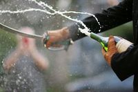 Wah, Pria Ini Berhasil Buka 38 Botol Champagne Dalam Semenit!