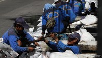 Mereka bergotong-royong membersihkan selokan.