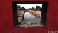 Proyek normalisasi Kali Grogol kini telah usai. Kali Grogol yang dulunya merupakan kawasan kumuh dan kotor kini tertata rapi dan terlihat jauh dari kesan kumuh, Jakarta, Kamis (3/1/2019).