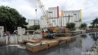 Pengerukan itu dilakukan untuk mengantisipasi genangan dan banjir di kawasan Kemayoran pada musim hujan.