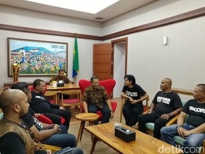 Promo Film, Preman Pensiun Jalan Kaki dan Naik Angkot Keliling Bandung
