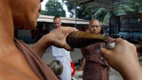 Setiap hari para biarawan kuil menyiapkan ramuan herba yang harus diminum peserta. Ramuan ini tujuannya untuk menginduksi muntah. (Foto: Paula Bronstein/Getty Images)