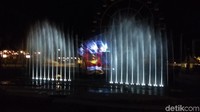 Saat air mancur ini menari-nari juga diiringi musik. (Eko Susanto/detikTravel)