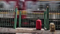 Begini pagar pembatas yang dibuat PT KAI di kawasan pemukiman pinggir rel kereta api Bukit Duri, Jakarta Selatan.