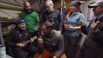 Di sela-sela penelitian, mereka kadang berkumpul bersama di tenda. Foto di atas adalah pada saat Natal. Foto: Salsa