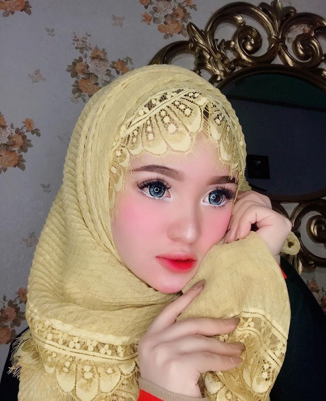 Jenis pashmina yang sering ia piliha adalah pashmina berdetail renda. Memakai pashmina dengan detail renda membuat Herlin makin mirip boneka.  Foto: Instagram/HerlinKenza
