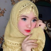 Jenis pashmina yang sering ia piliha adalah pashmina berdetail renda. Memakai pashmina dengan detail renda membuat Herlin makin mirip boneka.  Foto: Instagram/HerlinKenza