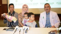 Sheza bersama suami dan keponakannya itu membagi cerita bahagia soal proses persalinan putri pertamanya itu. Pool/Noel/detikFoto.