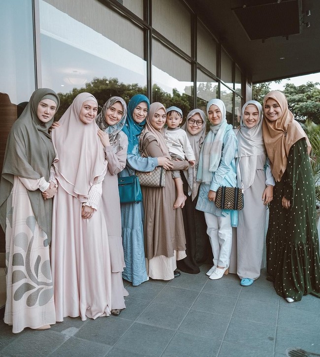 Saat mengikuti Kajian Musyawarah tersebut, Irish Bella tampil cantik dalam balutan busana bernuansa nude. Ia memilih hijab segi empat satin dipadukan dengan gamis. Foto: Instagram/_irishbella_