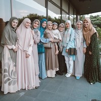 Saat mengikuti Kajian Musyawarah tersebut, Irish Bella tampil cantik dalam balutan busana bernuansa nude. Ia memilih hijab segi empat satin dipadukan dengan gamis. Foto: Instagram/_irishbella_