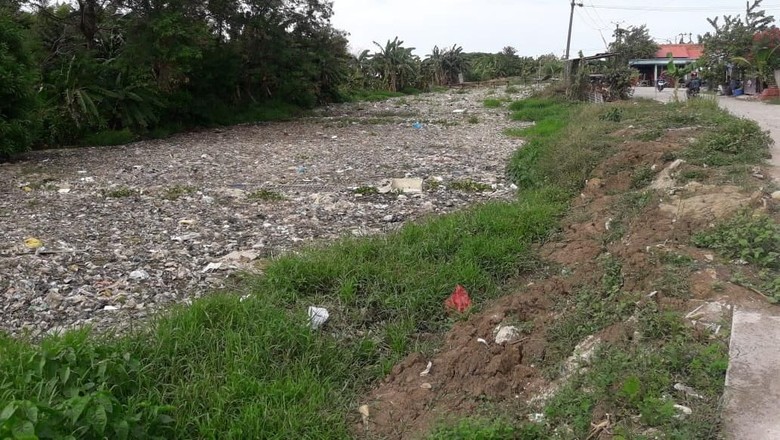 Jorok! Kali Pisang Batu Bekasi Dipenuhi Hamparan Sampah Jorok! Kali Pisang Batu Bekasi Dipenuhi Hamparan Sampah