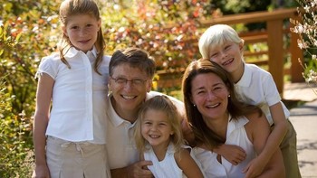 Selain gemar beramal, keduanya juga sangat mementingkan keluarganya. Dalam pernikahan yang sudah berusia seperempat abad itu, mereka dikaruniai tiga orang anak. Ketiganya, dari yang paling tua, masing-masing bernama Jennifer Katharine, Rory John, dan Phoebe Adele. Foto: Facebook