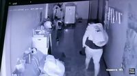 Momen Kocak Istri Gendong Suami yang Pulang Pagi Karena Mabuk Momen Kocak Istri Gendong Suami yang Pulang Pagi Karena Mabuk