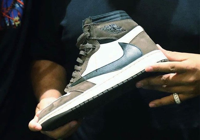 Travis Scott’s Air Jordan 1 Retro High OG collaboration. Satu lagi sneakers rancangan rapper yang akan mewarnai 2019, yakni Travis Scott’s Air Jordan 1 Retro High OG. Kabarnya rapper asal Houston yang juga kekasih Kylie Jenner itu akan merilis sneakers tersebut pada 27 Januari mendatang. (Foto: Dok. Sneakernews)