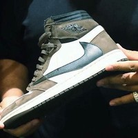 Travis Scott’s Air Jordan 1 Retro High OG collaboration. Satu lagi sneakers rancangan rapper yang akan mewarnai 2019, yakni Travis Scott’s Air Jordan 1 Retro High OG. Kabarnya rapper asal Houston yang juga kekasih Kylie Jenner itu akan merilis sneakers tersebut pada 27 Januari mendatang. (Foto: Dok. Sneakernews)