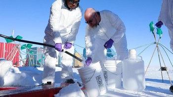 Bagian dari pengeboran adalah mengambil sampel air untuk menguji kebersihannya. Sudah dites dua kali sejauh ini dan airnya sejernih air yang sudah disaring, ujar tim SALSA. Foto: Salsa