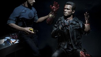 Tony Stark tengah memperbaiki Terminator. Foto: David Cubero via Sina Mobile