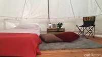 Di dalam tenda glamping ini sudah tersedia beberapa fasilitas, antara lain tempat tidur, selimut, lampu tenda dan furniture. Di sini tersedia tempat perkemahan dan tenda untuk 100 orang. (Ristu Hanafi/detikTravel)