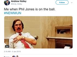 Meme Phil Jones Buat Fans MU Deg-degan, Keringat pun Bercucuran