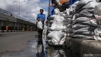 Sebanyak 81 personel tim biru diturunkan untuk membersihkan selokan dari lumpur.