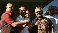 Sebelumnya sempat viral sebuah pesan berantai melalui aplikasi perpesanan Whatsapp adanya 7 kontainer surat suara yang telah tercoblos. Pihak KPU pun langsung melakukan pemeriksaan dan mengatakan bahwa pesan itu adalah hoax atau kabar bohong.