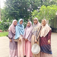 Prilly Latuconsina pernah terlihat menghadiri Kajian Musyarawarah bersama Allysa Soebandono dan Fenia Arie. Ia pun belajar memakai hijab. Foto: Instagram/PrillyLatuconsina96